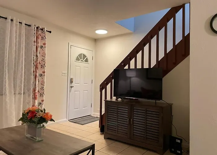 Affordable Retro Retreat 80s Townhome Holiday home *