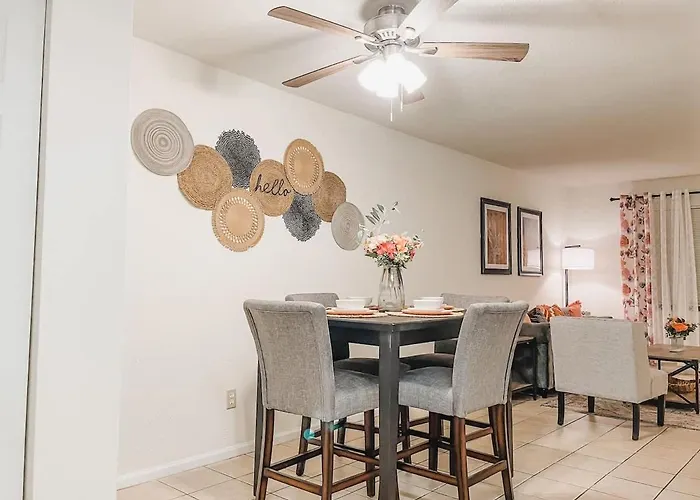 Affordable Retro Retreat 80s Townhome Holiday home