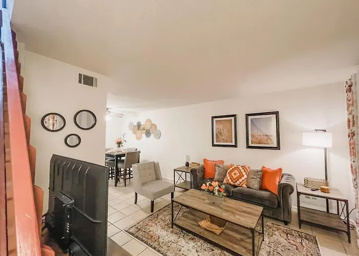 Affordable Retro Retreat 80s Townhome * Tallahassee