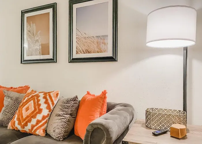 Affordable Retro Retreat 80s Townhome Holiday home *