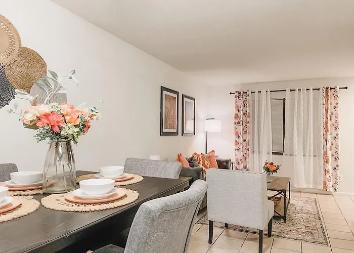 Affordable Retro Retreat 80s Townhome * Tallahassee