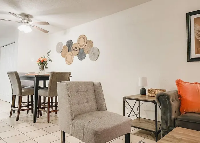 Affordable Retro Retreat 80s Townhome Holiday home