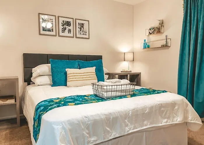 Affordable Retro Retreat 80s Townhome * Tallahassee