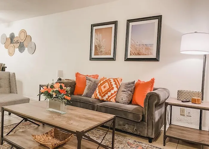 Affordable Retro Retreat 80s Townhome Holiday home