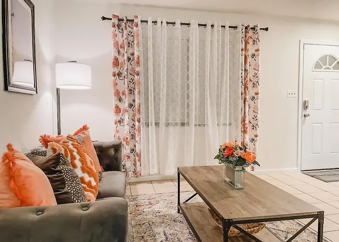 Holiday home Affordable Retro Retreat 80s Townhome