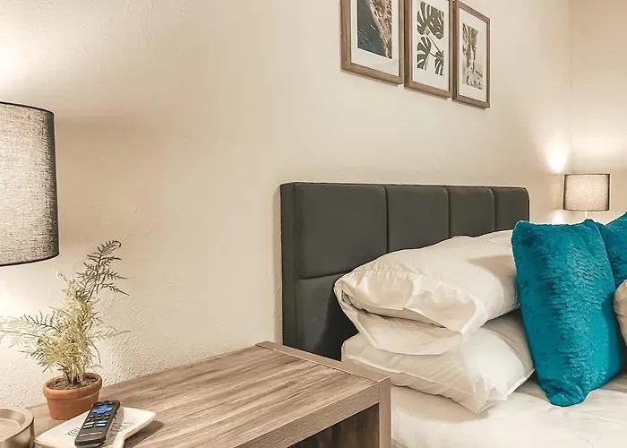 Affordable Retro Retreat 80s Townhome Holiday home *