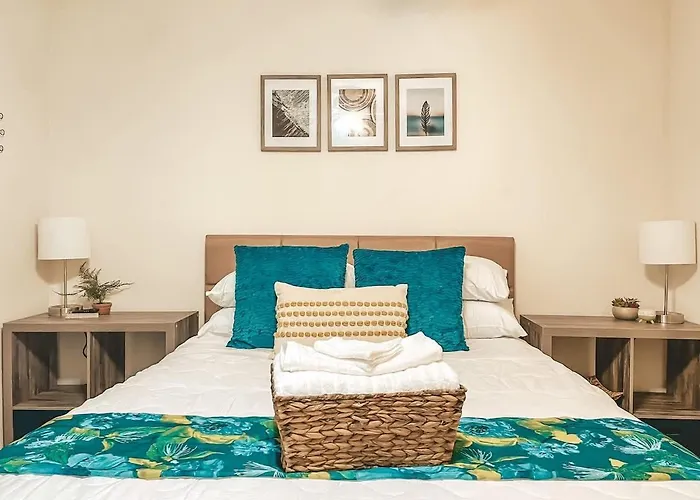 Affordable Retro Retreat 80s Townhome Holiday home *