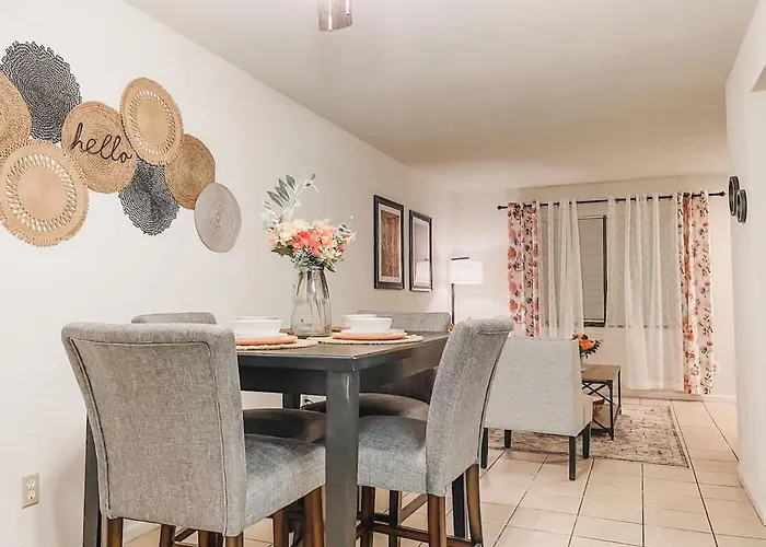 Holiday home Affordable Retro Retreat 80s Townhome *
