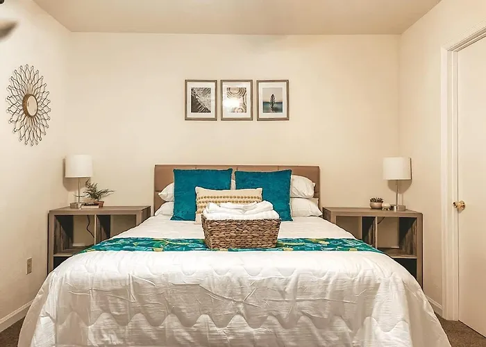 Affordable Retro Retreat 80s Townhome Holiday home *