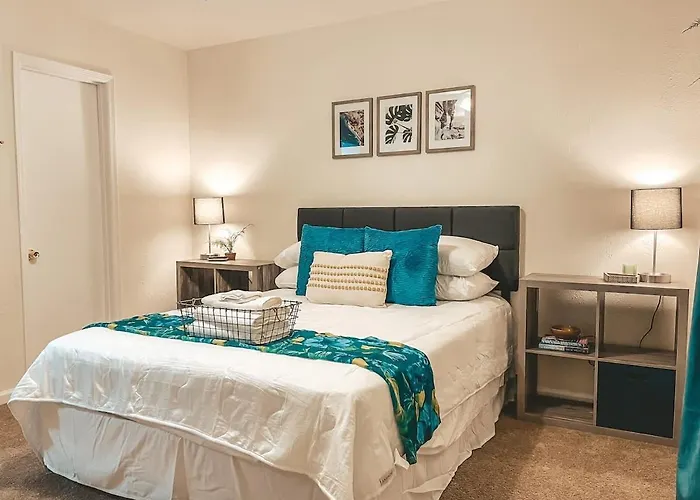 Affordable Retro Retreat 80s Townhome Holiday home