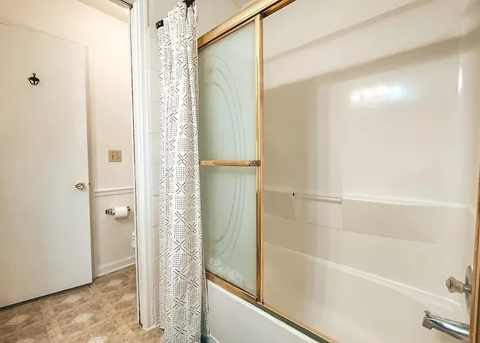 Affordable Retro Retreat 80s Townhome *