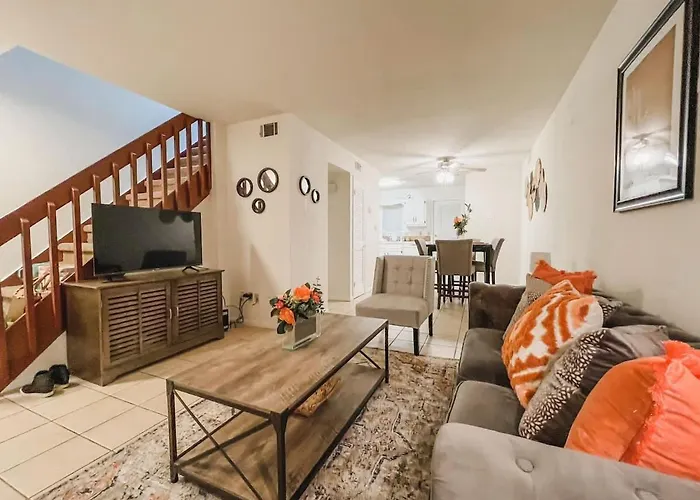 Affordable Retro Retreat 80s Townhome Holiday home