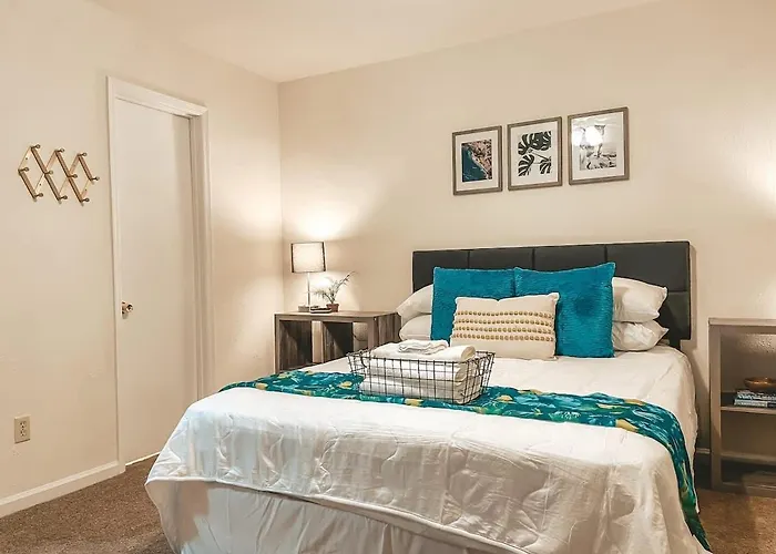 Holiday home Affordable Retro Retreat 80s Townhome *