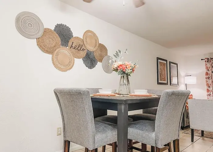 Affordable Retro Retreat 80s Townhome Holiday home *
