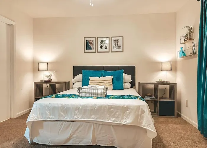 Affordable Retro Retreat 80s Townhome Holiday home