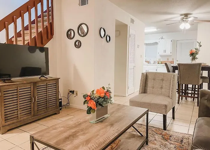 Affordable Retro Retreat 80s Townhome * Tallahassee