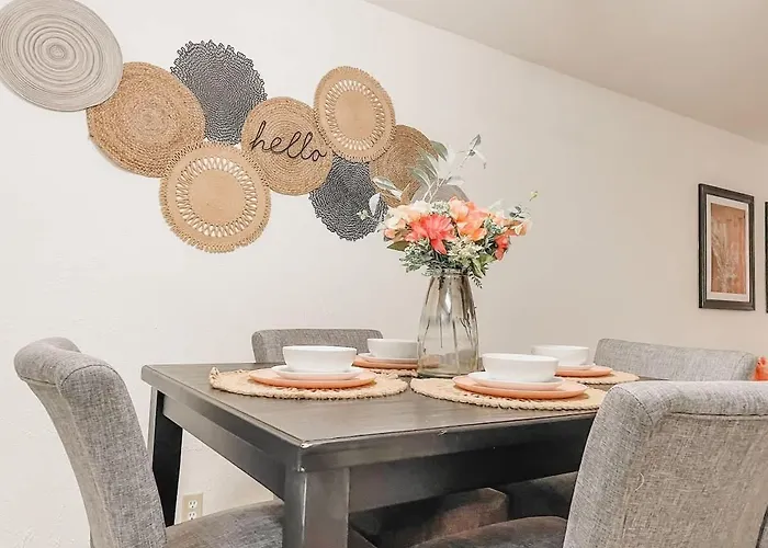 Affordable Retro Retreat 80s Townhome Holiday home *
