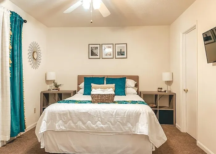 Affordable Retro Retreat 80s Townhome Holiday home *