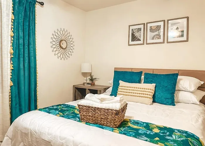 Holiday home Affordable Retro Retreat 80s Townhome *