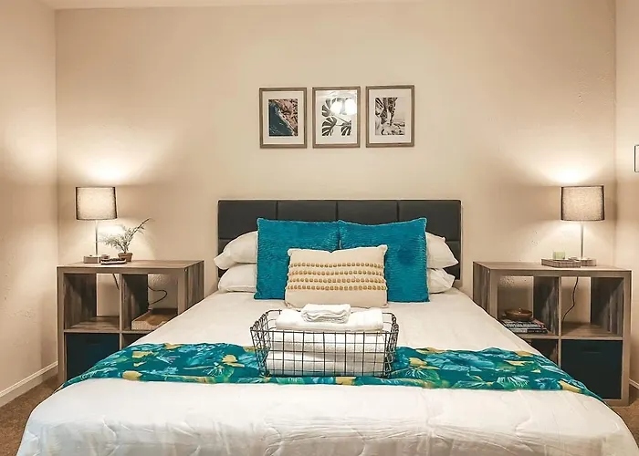 Holiday home Affordable Retro Retreat 80s Townhome *