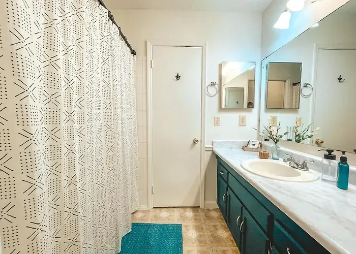 Affordable Retro Retreat 80s Townhome * Tallahassee
