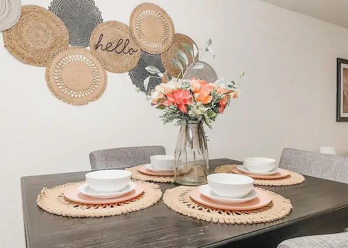 Affordable Retro Retreat 80s Townhome Holiday home *